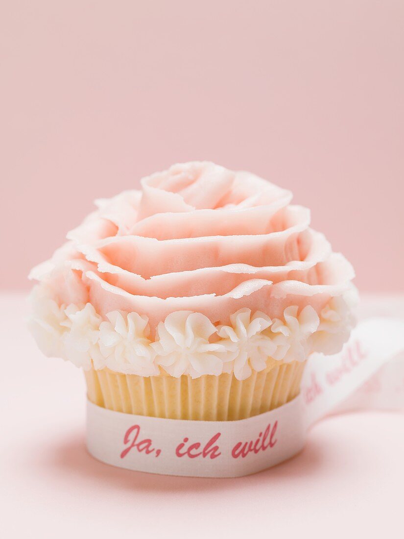 Cupcake mit Marzipanrose zur Hochzeit