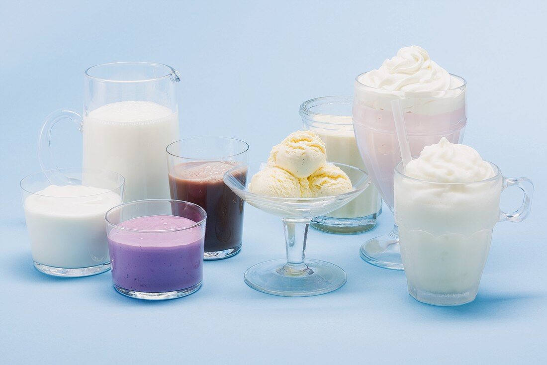 Verschiedene Milchshakes, Smoothies, Eis und Milch