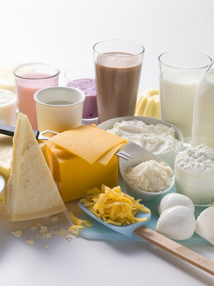 Verschiedene Milchprodukte, Milchshakes und Käsesorten