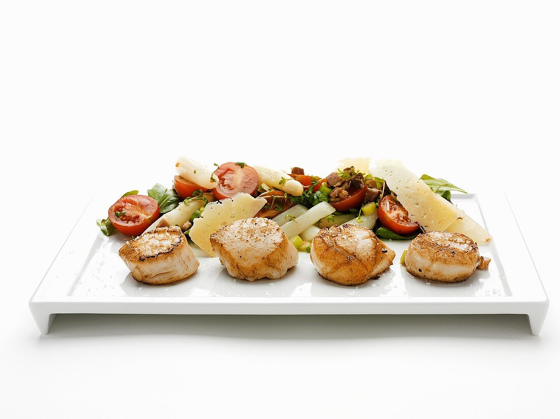 Fried scallops with vegetable salad and cheese