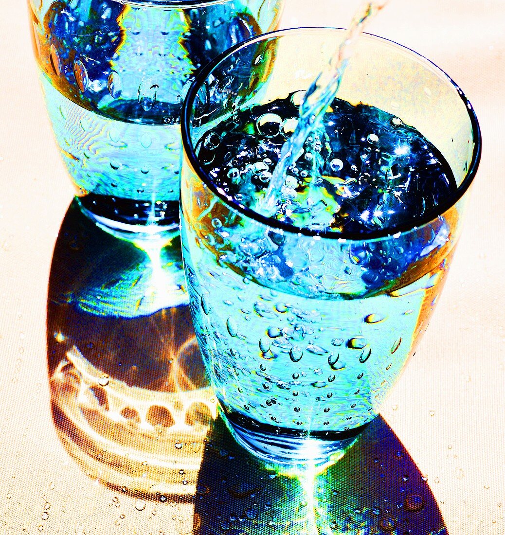 Wasser in Glas einschenken