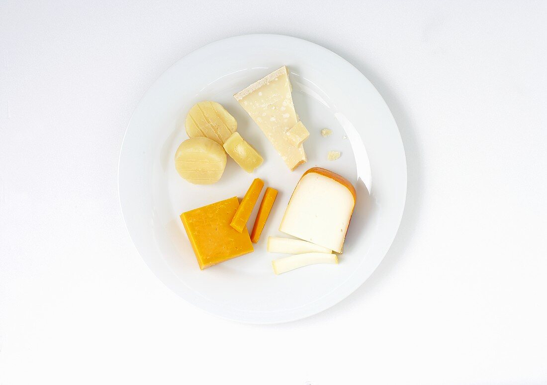 Verschiedene Käsesorten auf Teller (Draufsicht)
