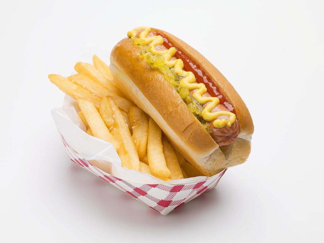 Ein Hot dog mit Pommes im Einweggeschirr