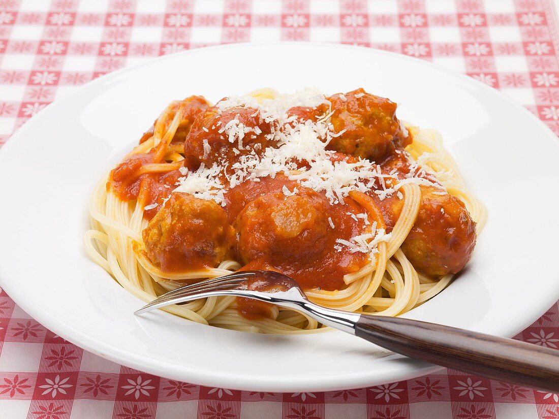 Spaghetti mit Hackbällchen in Tomatensauce und Parmesan