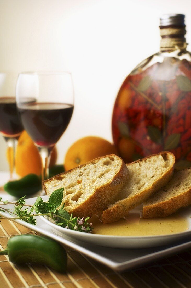 Chili-Orangen-Olivenöl mit Artisan Brot, Rotweingläser
