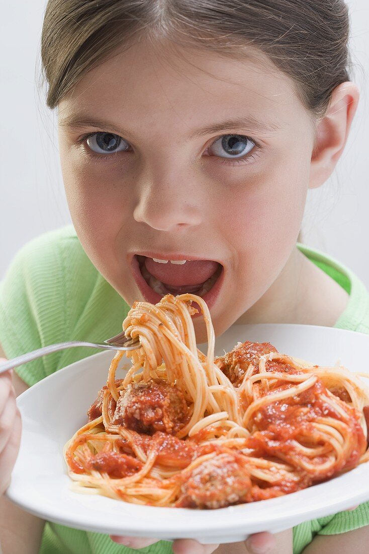 Mädchen beim Spaghetti mit Fleischklösschen essen