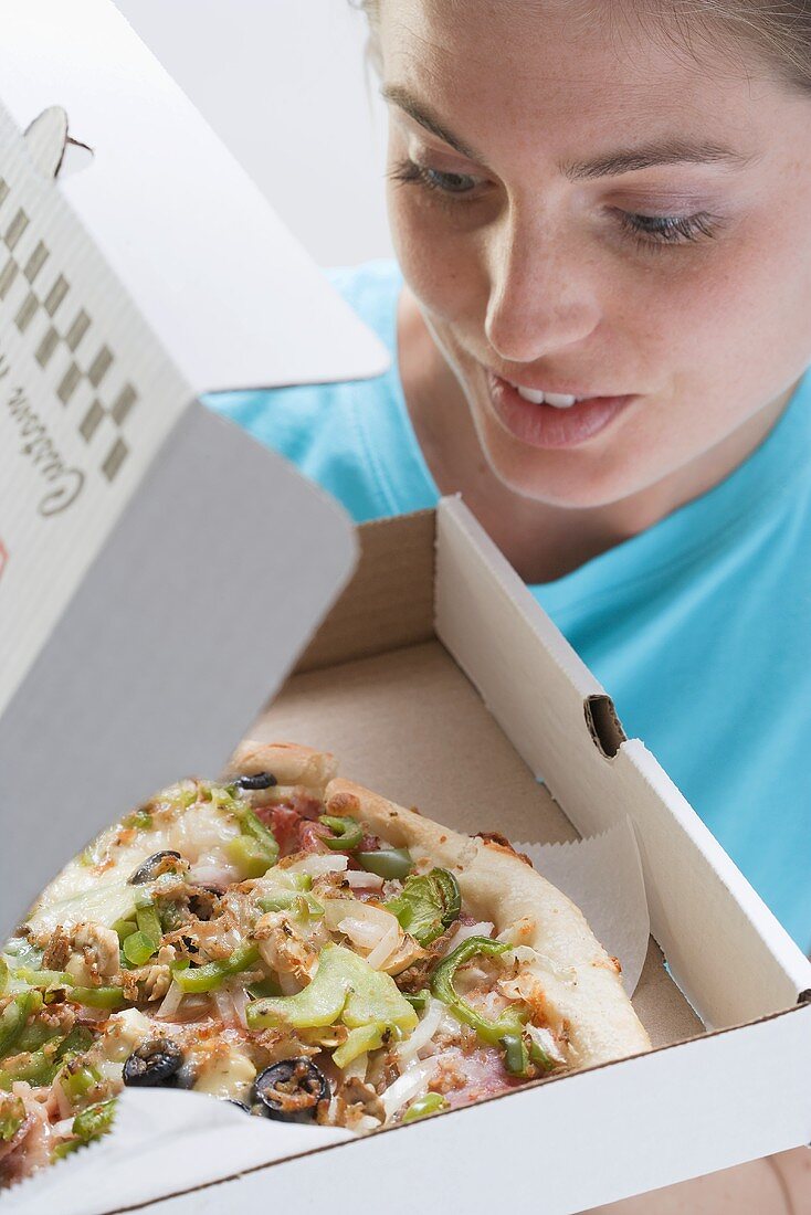 Frau mit frischer Pizza in der Schachtel