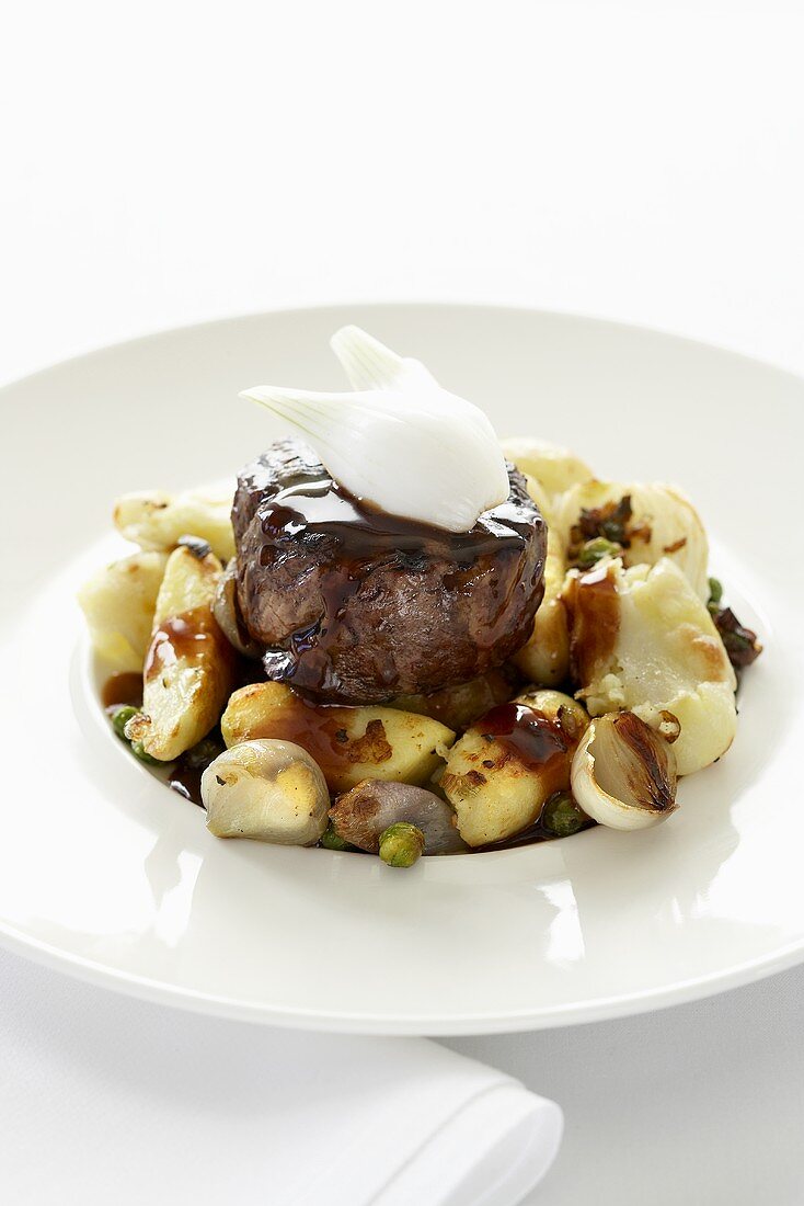 Beef fillet with potatoes and garlic