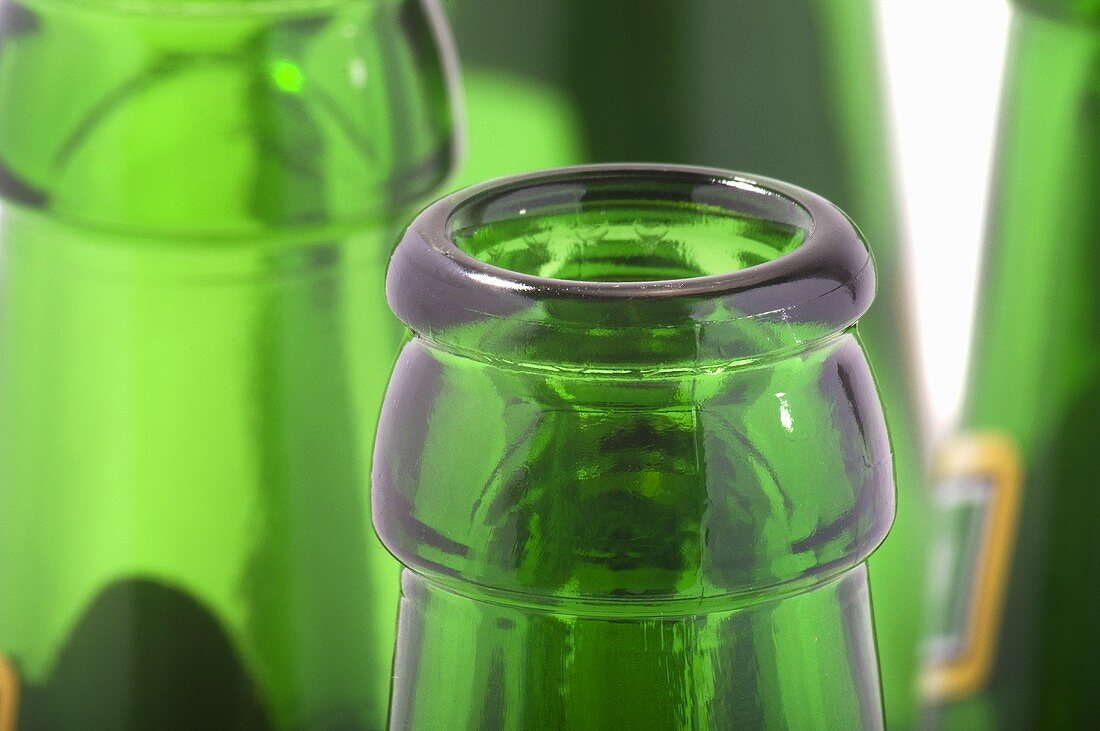 Flaschenhälse von grünen Bierflaschen (Close Up)