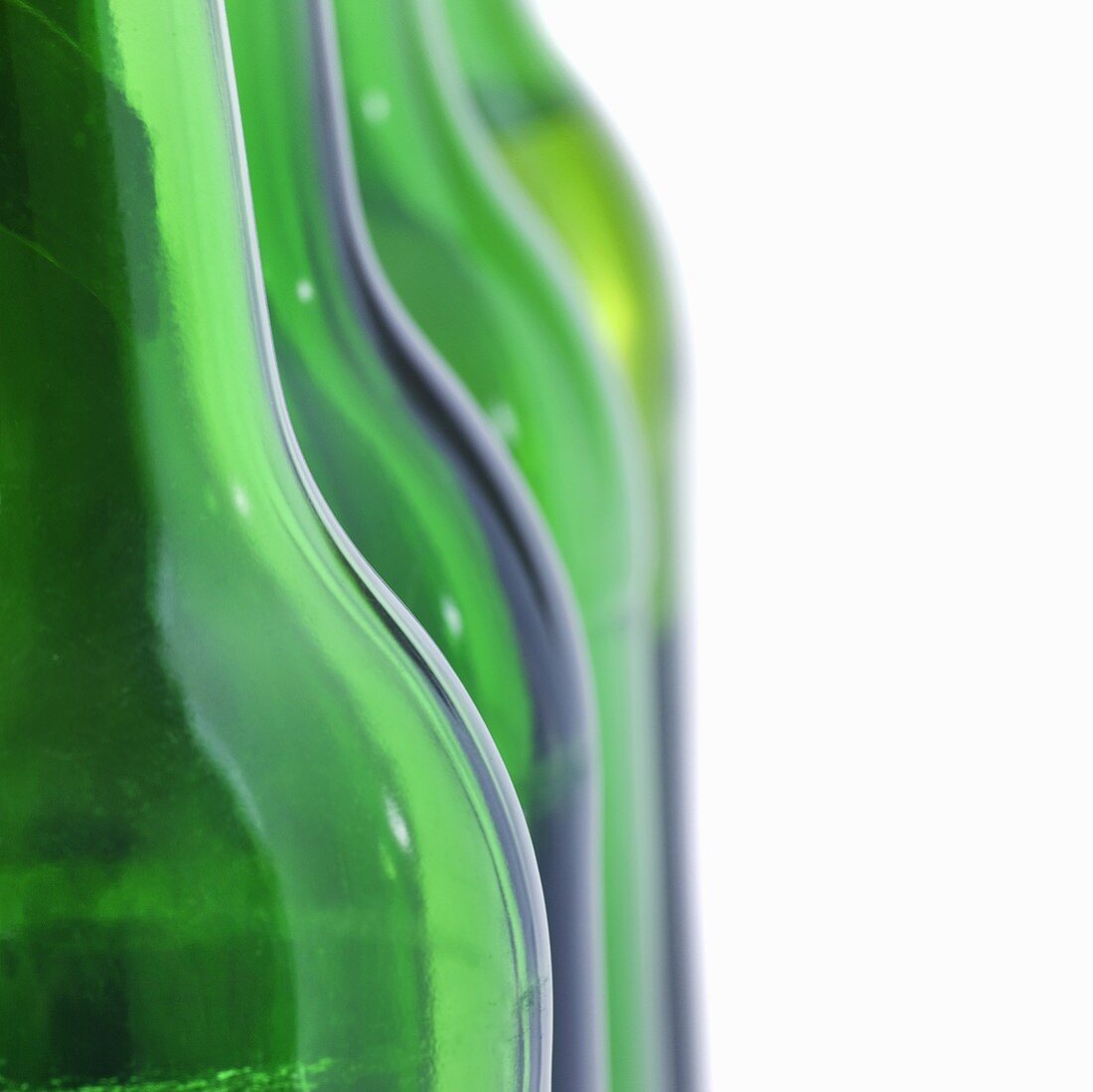 Grüne Bierflaschen in einer Reihe (Ausschnitt)