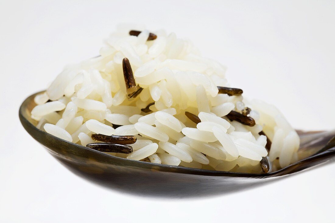 Gekochte Reismischung auf einem Löffel