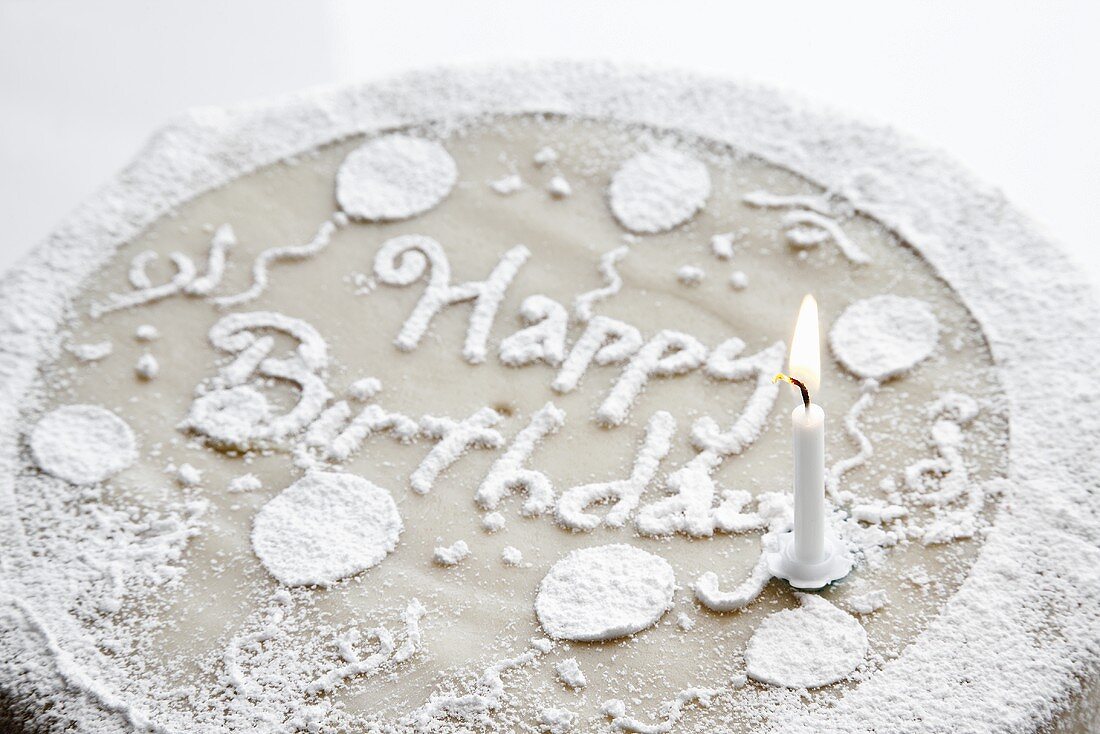 Marzipantorte mit einer Kerze zum Geburtstag