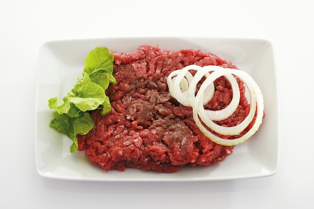 Raw minced beef with onion rings