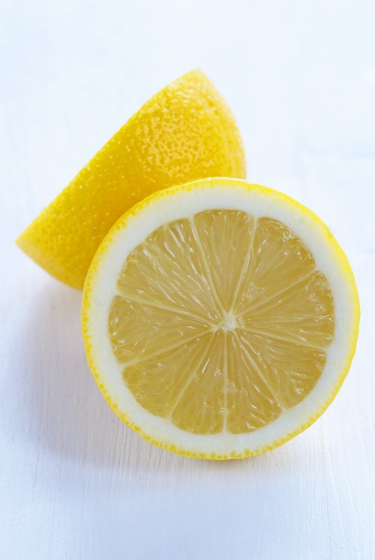 Zwei halbe Zitronen