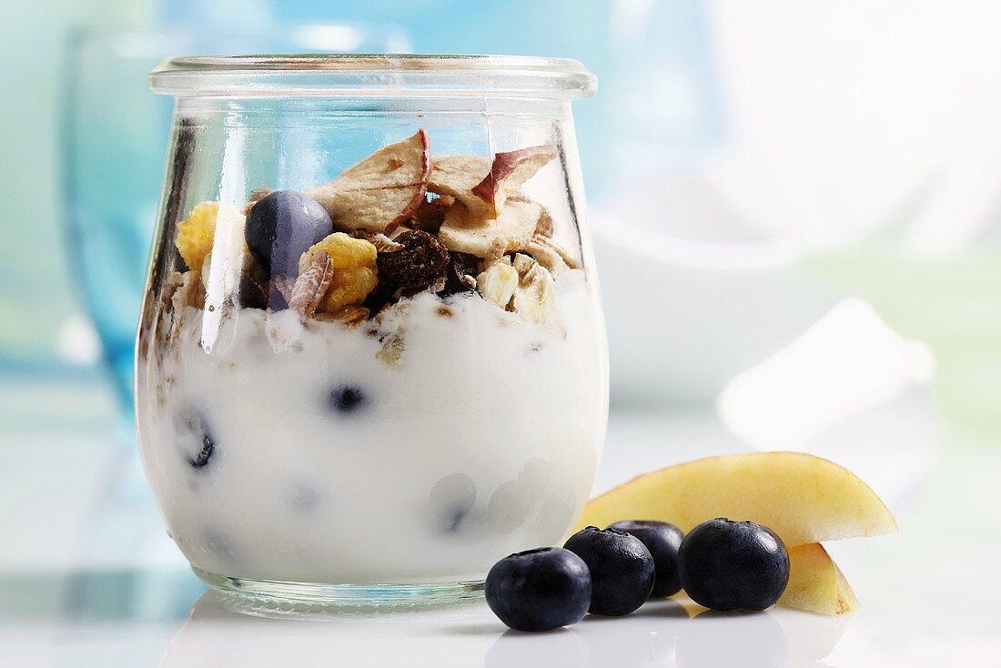 Yoghurt with muesli, blueberries and dried fruit