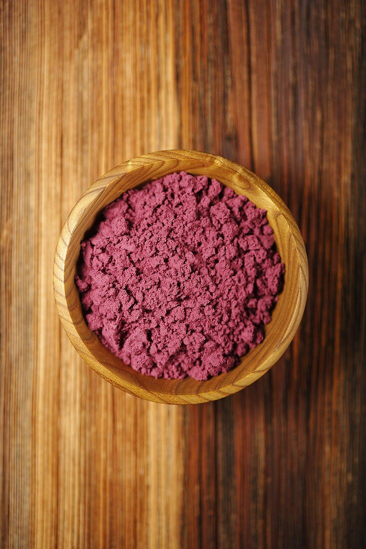 Acai powder in wooden dish