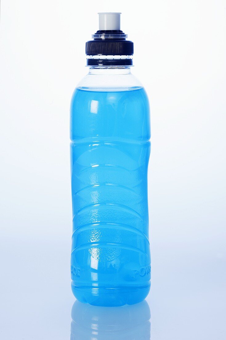 Blauer Energy Drink in Plastikflasche