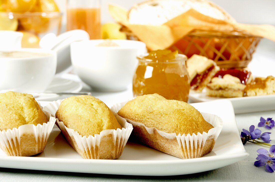 Frühstück mit Pflaumenkuchen, Marmelade und Cappucchino