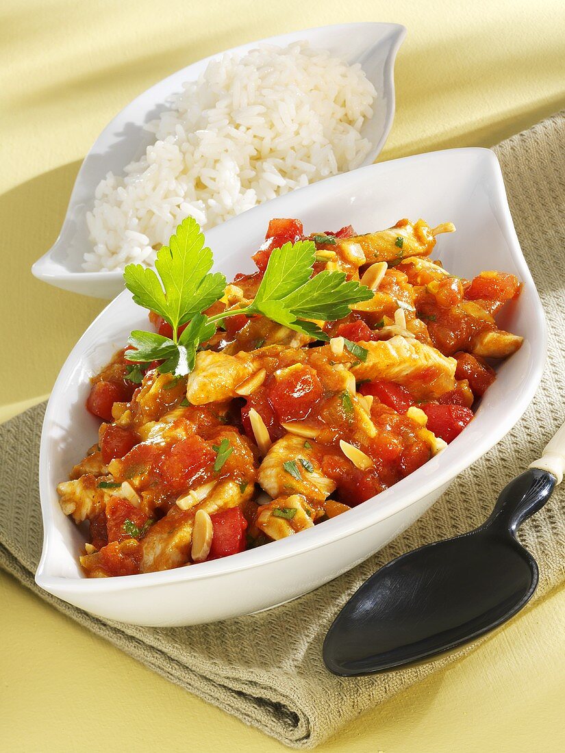 Turkey curry with tomatoes, almonds and rice