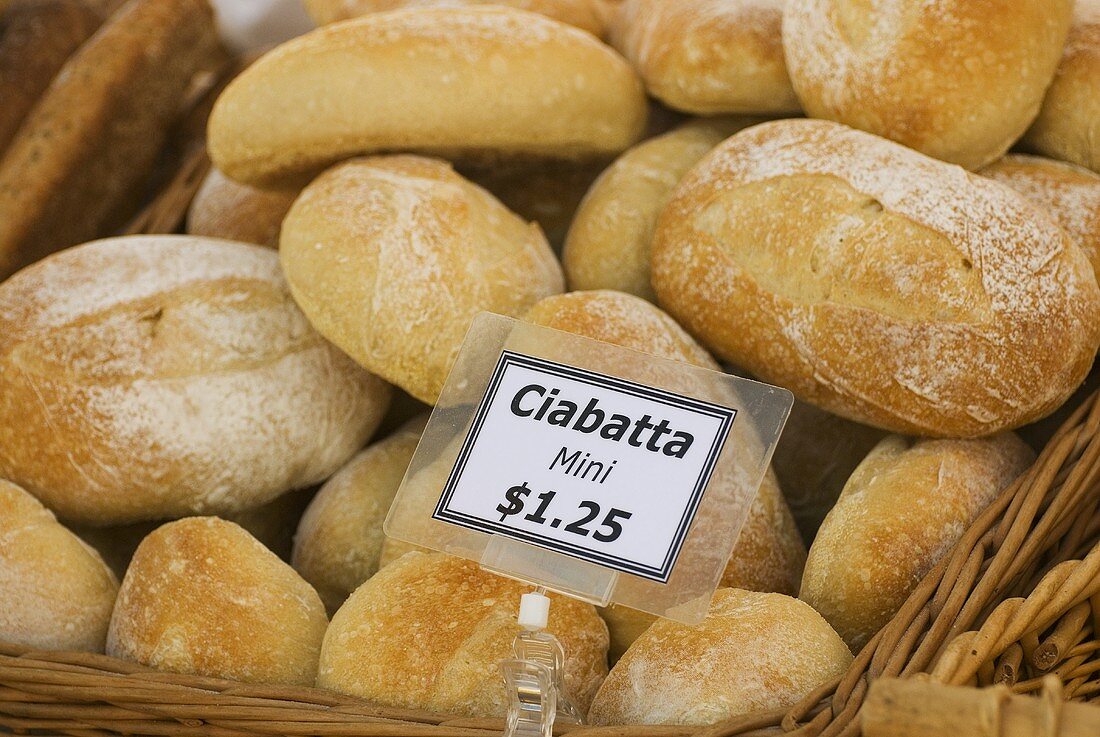 Ciabatta in Körben auf einem Markt (USA)