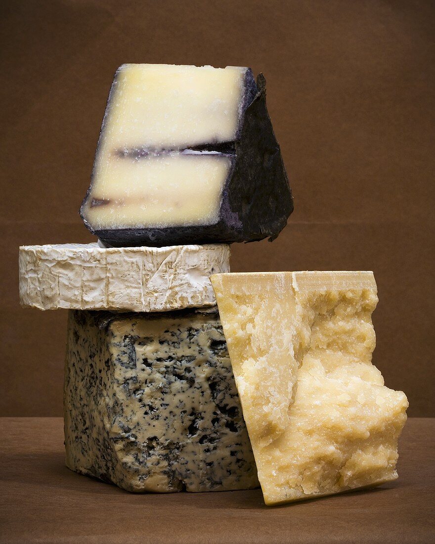 Vier verschiedene Käsesorten, gestapelt
