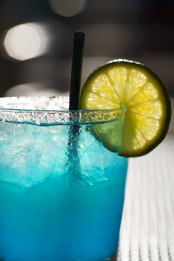Blue Margarita mit Limettenscheibe