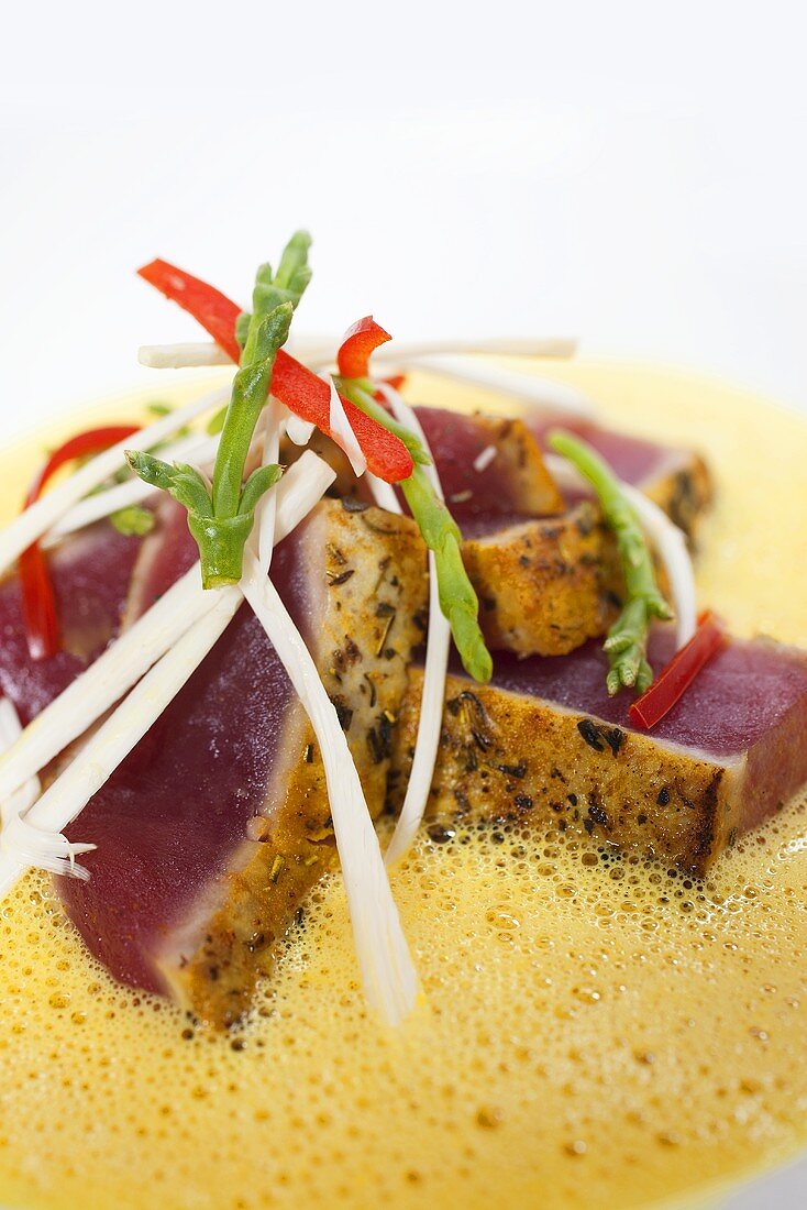 Kurzgebratener Thunfisch mit Palmherzen, Glasschmalz und Hummer-Curry-Sauce