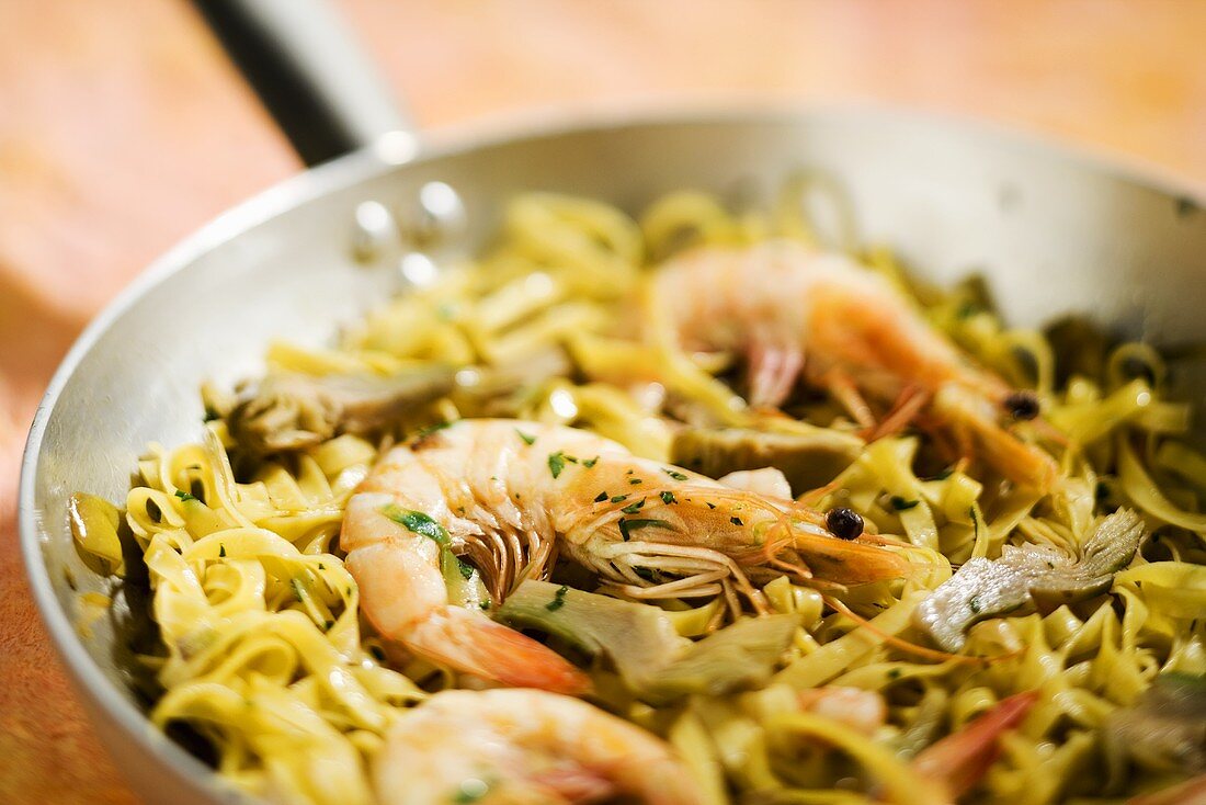 Pan-cooked pasta dish with prawns and artichokes