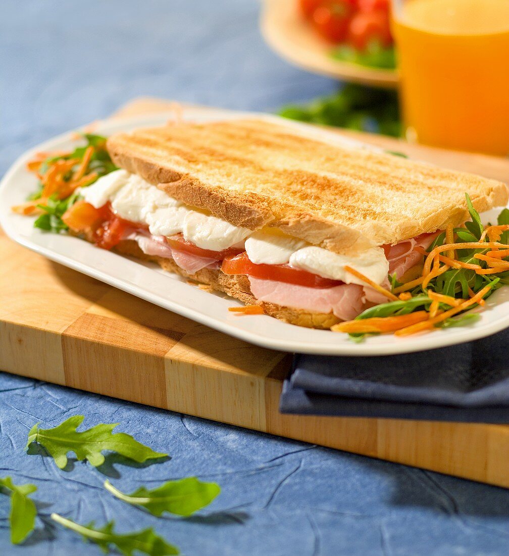 Toast-Sandwich mit Schinken, Tomaten und Mozzarella