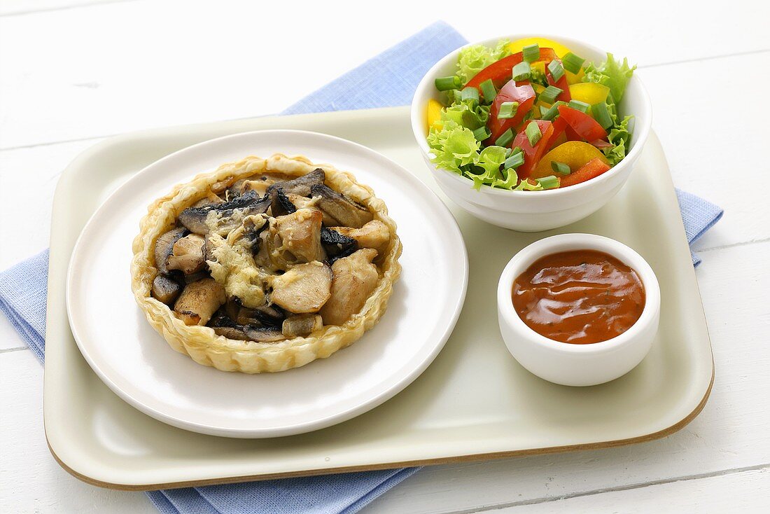 Hähnchen-Pilz-Tarte mit Dip und Salat