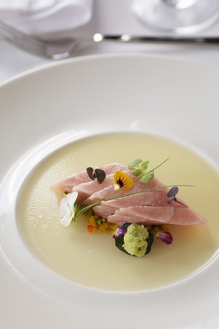 Thunfisch auf Aspik mit Essblüten