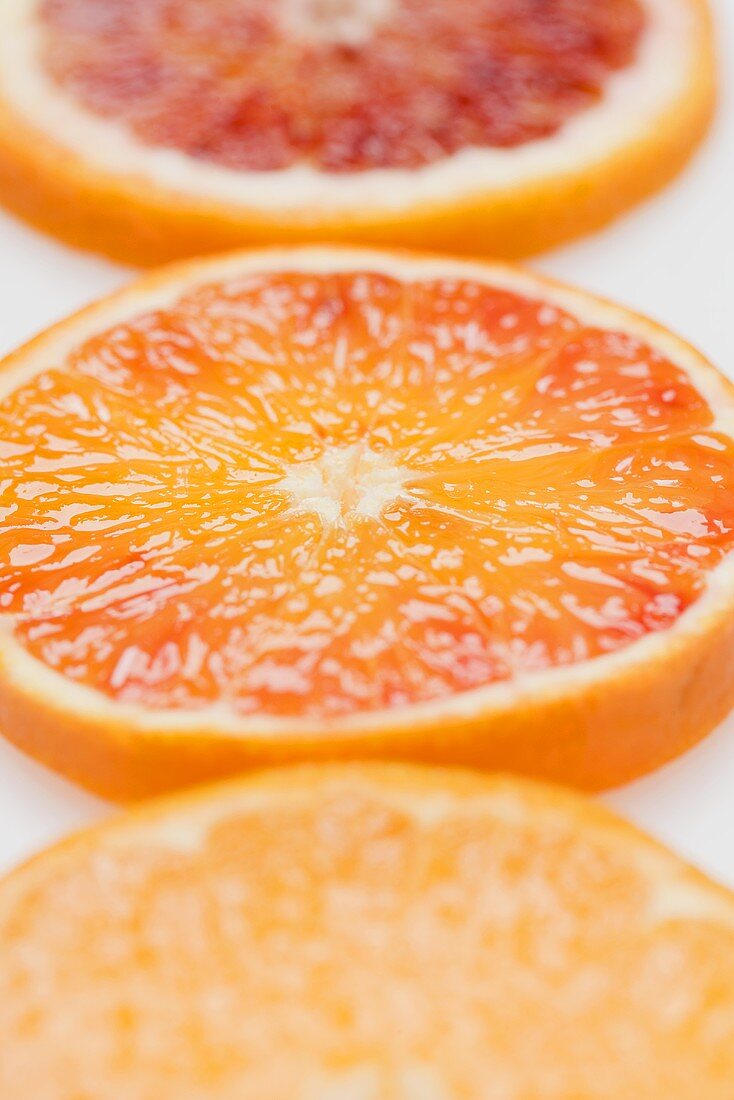 Drei verschiedene Orangenscheiben (Close Up)