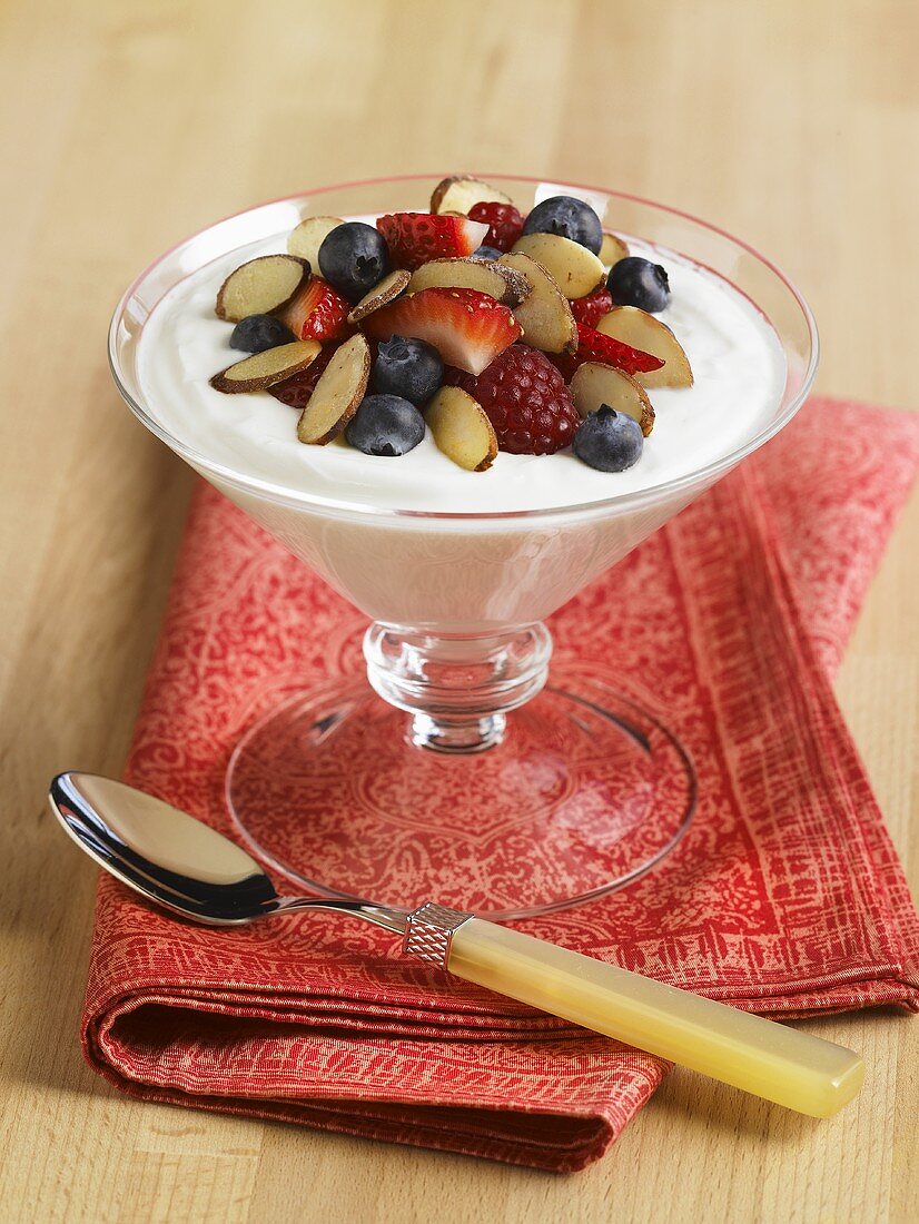 Joghurt mit frischen Beeren und Mandelblättchen