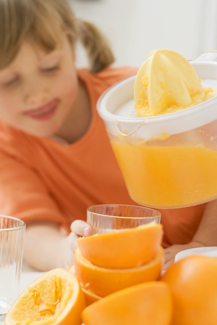 Kinder pressen Orangen aus