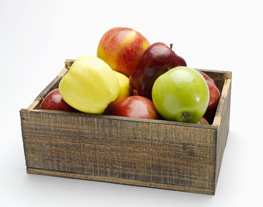 Verschiedene Äpfel in einer Holzkiste