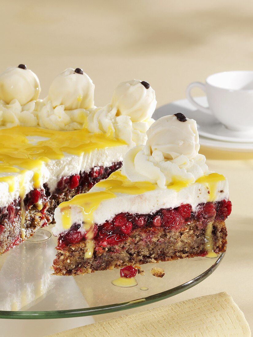 Cranberry and hazelnut cake with advocaat