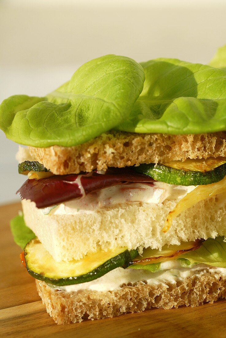 Sandwich mit Zucchini und Spinat