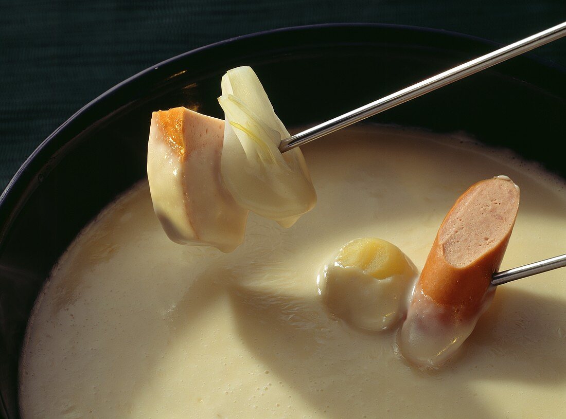 Käse-Bier-Fondue mit Würstchen