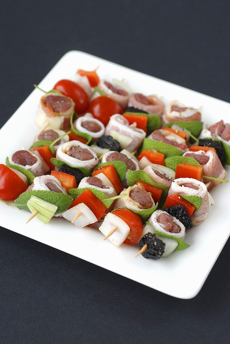 Meat and vegetable kebabs with sage (uncooked)