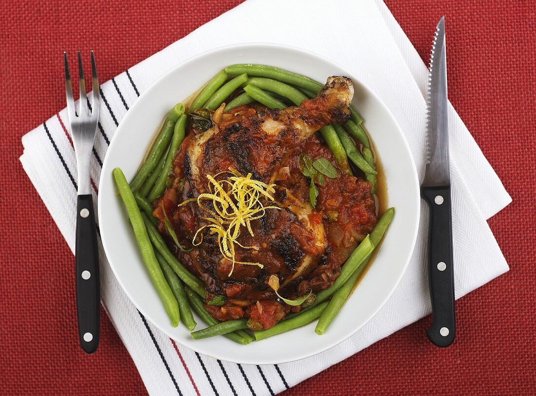 Hähnchen mit Tomatensauce, Kapern und grünen Bohnen