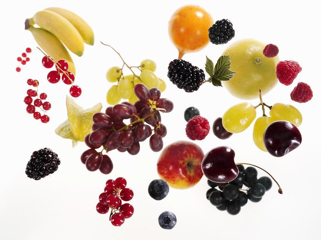 Verschiedene Früchte auf weißem Hintergrund