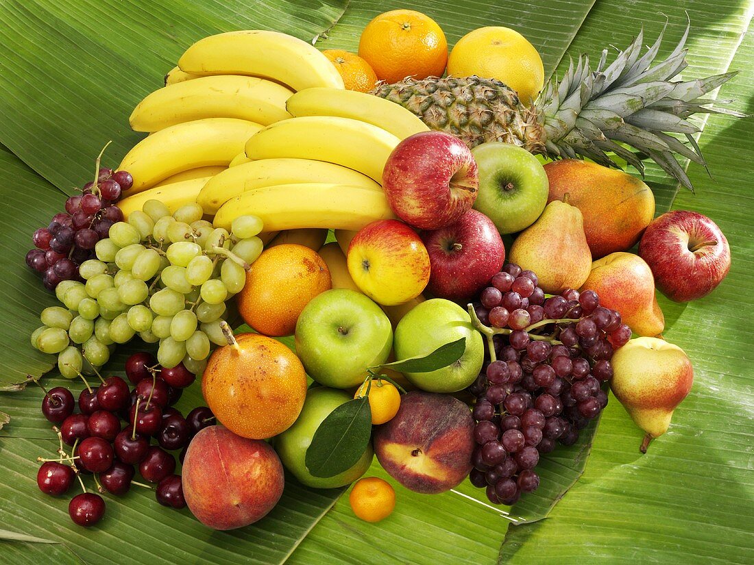 Früchtestilleben auf Bananenblatt