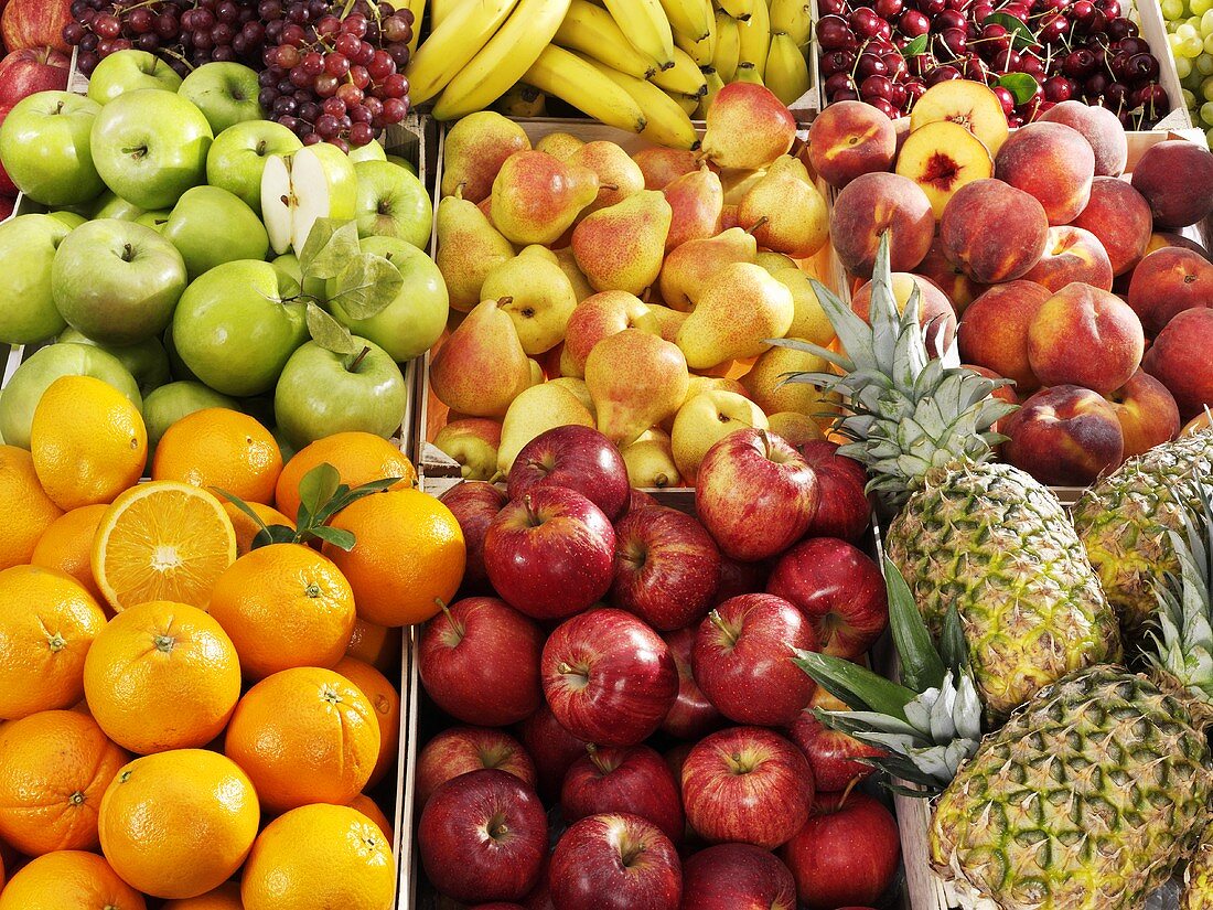Verschiedene Früchte in Steigen am Markt