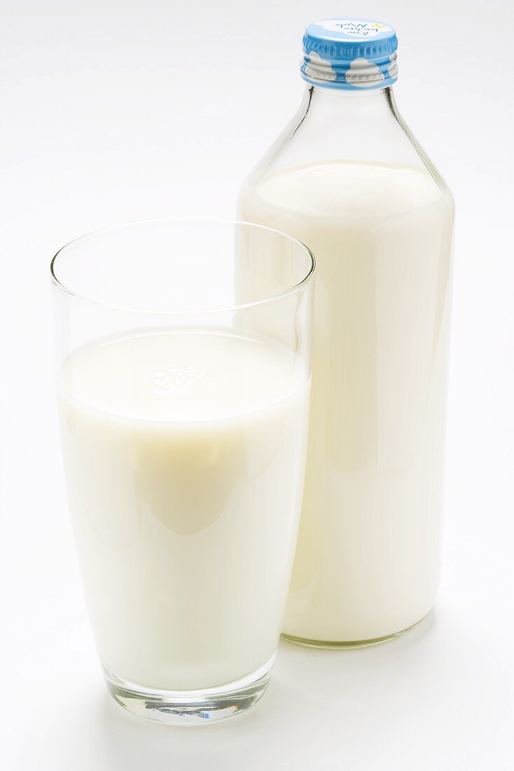 Glas Milch und Milchflasche