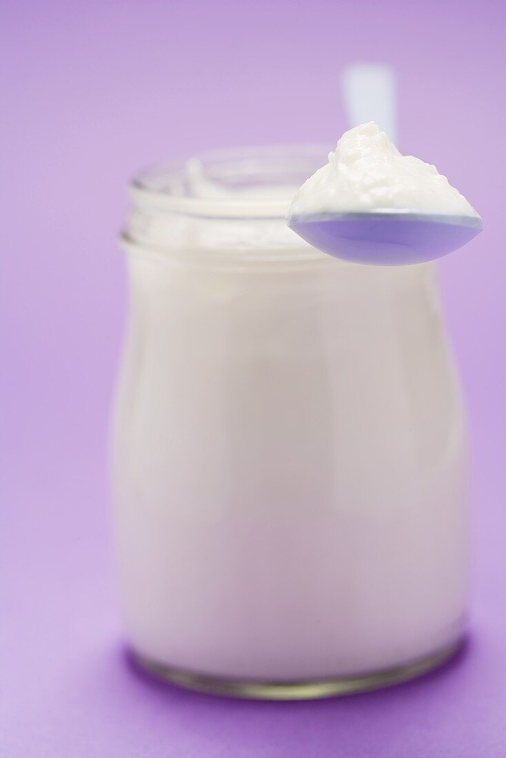 Joghurt im Glas und auf Löffel