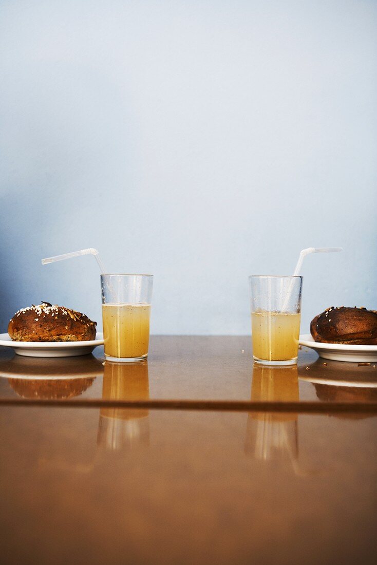 Zwei Zimtgebäck und zwei Gläser Limonade in einem Café