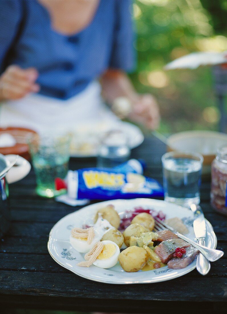 Midsommar-Lunch: Kartoffeln mit Hering und Eiern (Schweden)