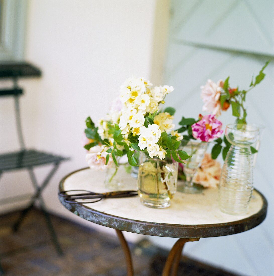 Gartentisch mit verschiedenen Blumen