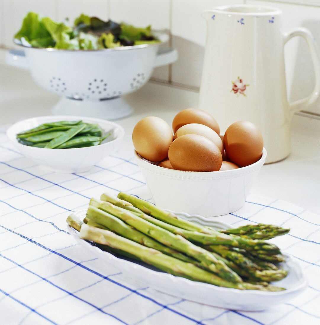 Grüner Spargel, Eier, Zuckerschoten und Salat