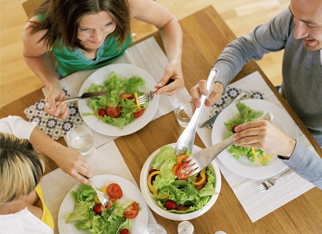 Freunde beim gemeinsamen Essen (Draufsicht)